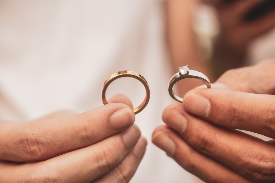 Co zrobić z pierścionkiem zaręczynowym po ślubie?